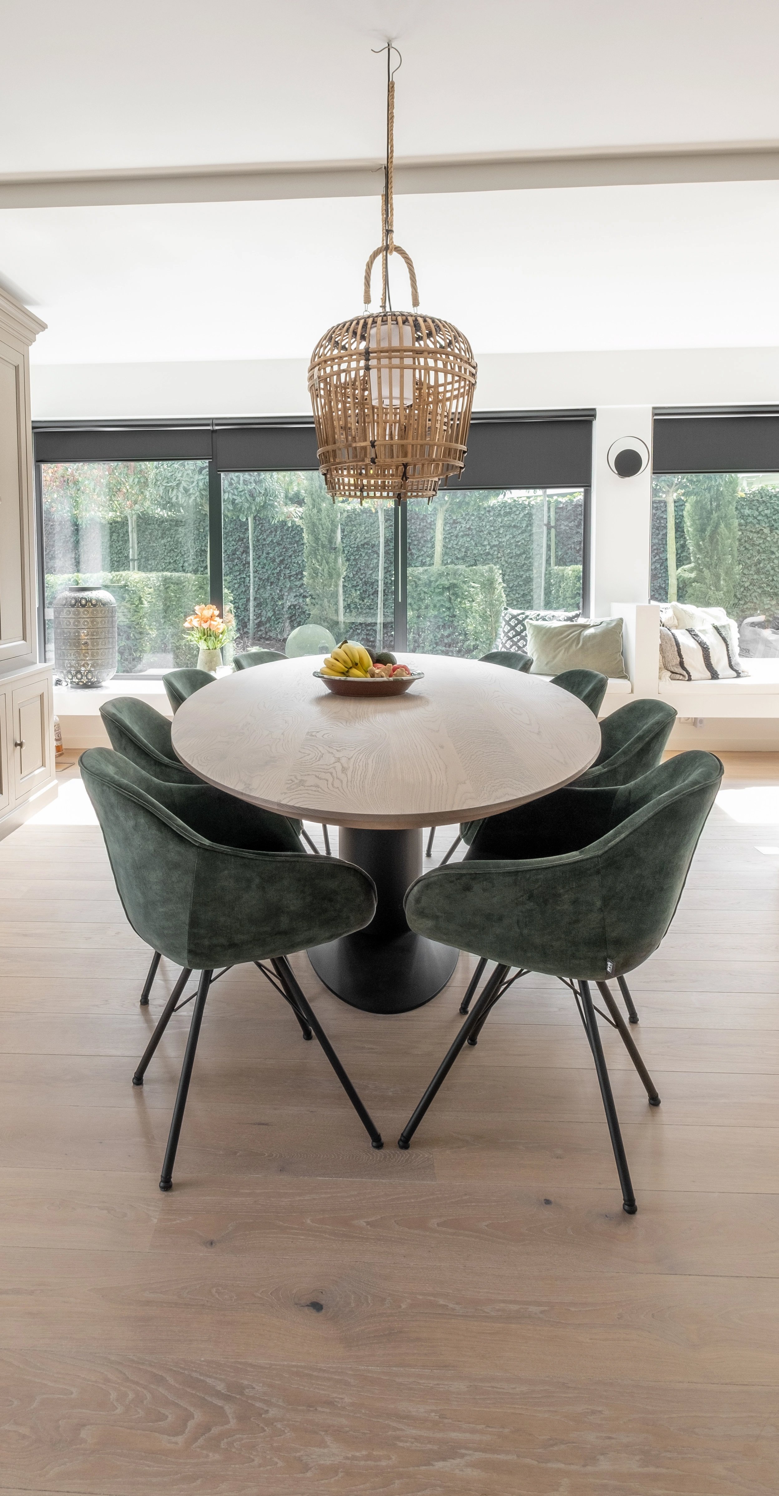 Number of chairs at oval table | Table du Sud