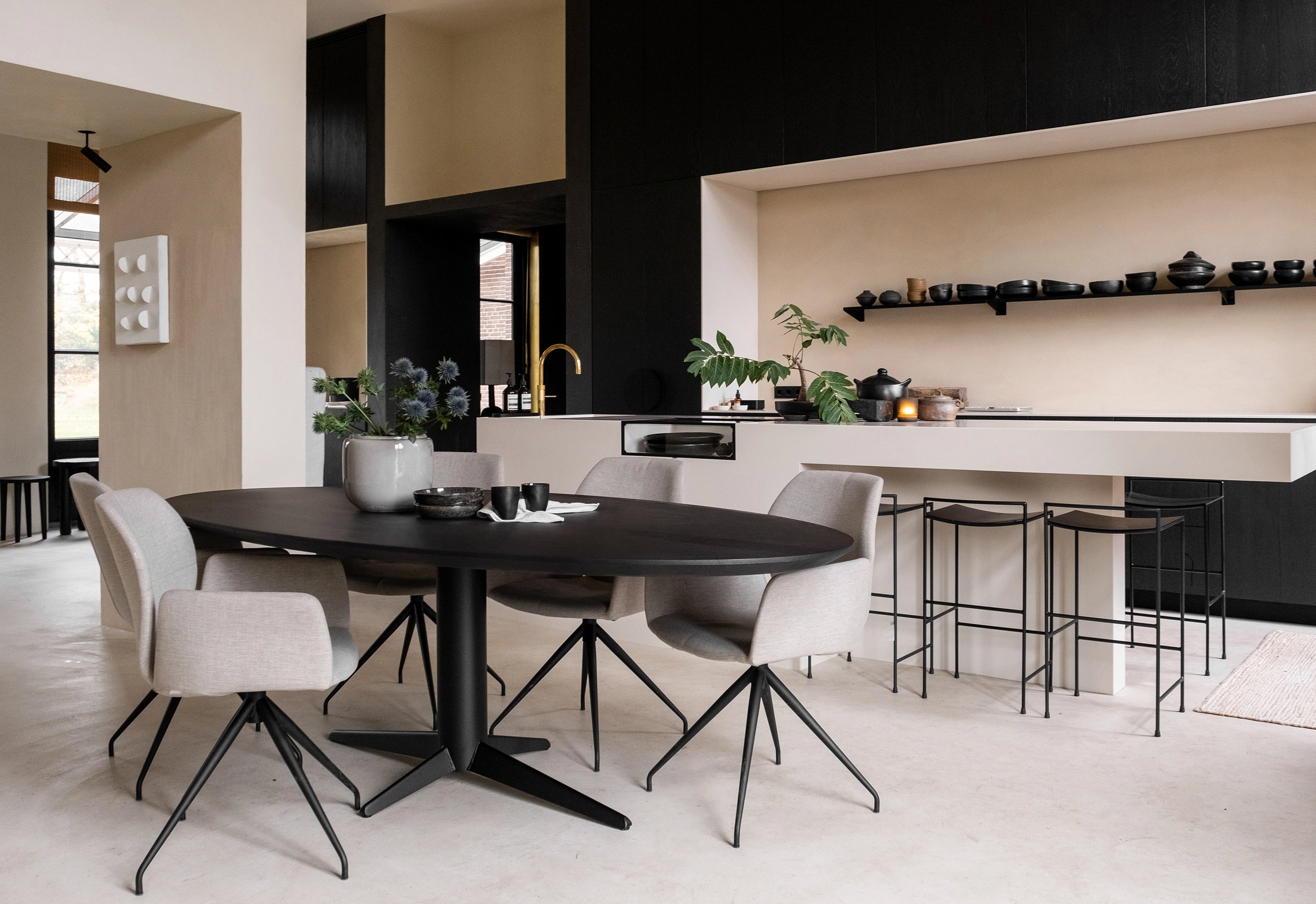 number-chairs-oval-table Number of chairs at oval table | Table du Sud