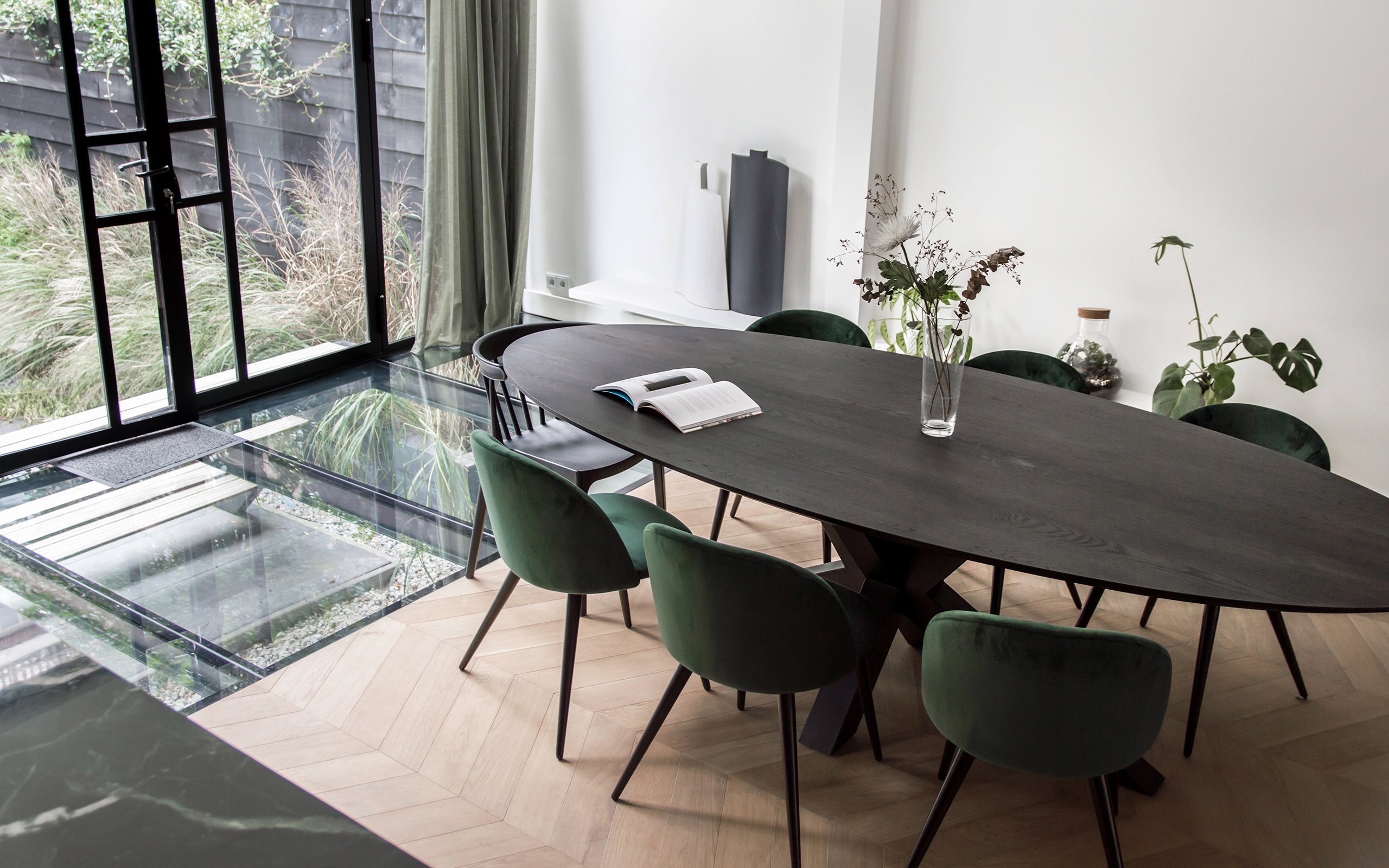 Number of chairs at oval table | Table du Sud