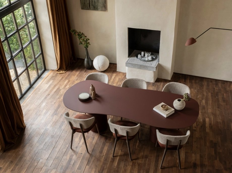 Organische Fenix eettafel in burgundy