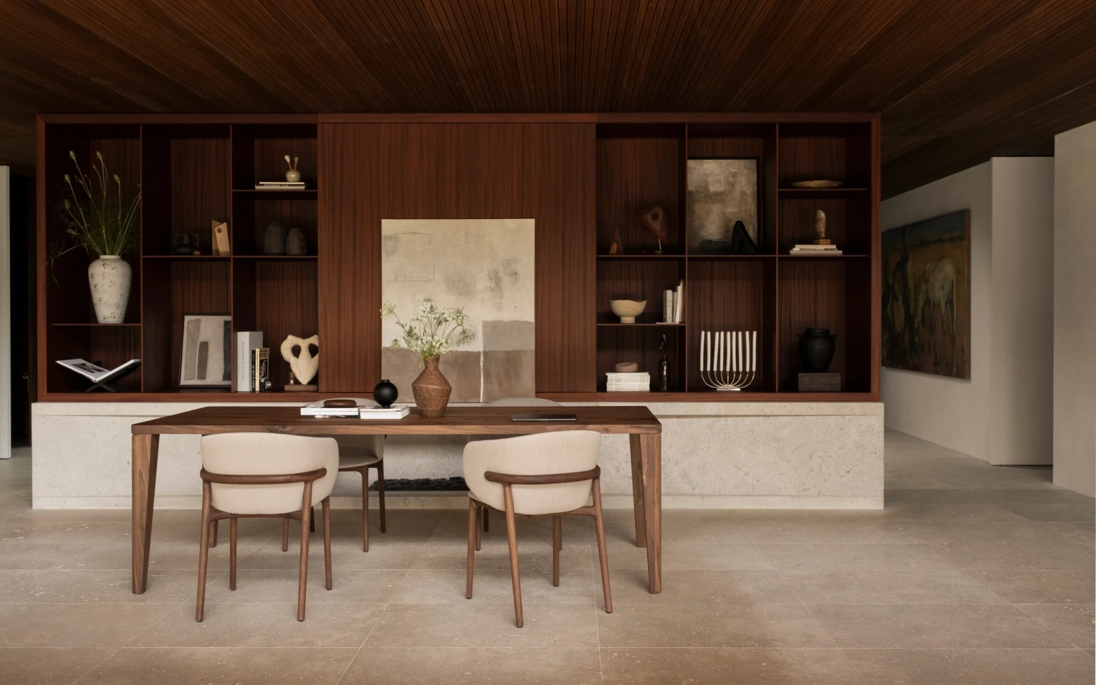 Woontrend 2026 wood on wood met eettafel Miles notenhout en eetkamerstoel Faro
