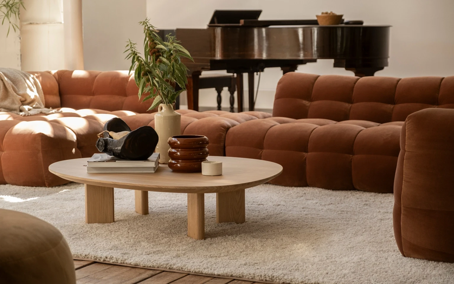 Woontrend 2026 classics reimagined met bank Massimo met salontafel Fiora