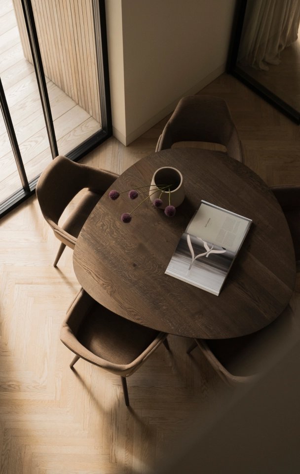 Ronde eettafel met organische vorm en eetkamerstoelen
