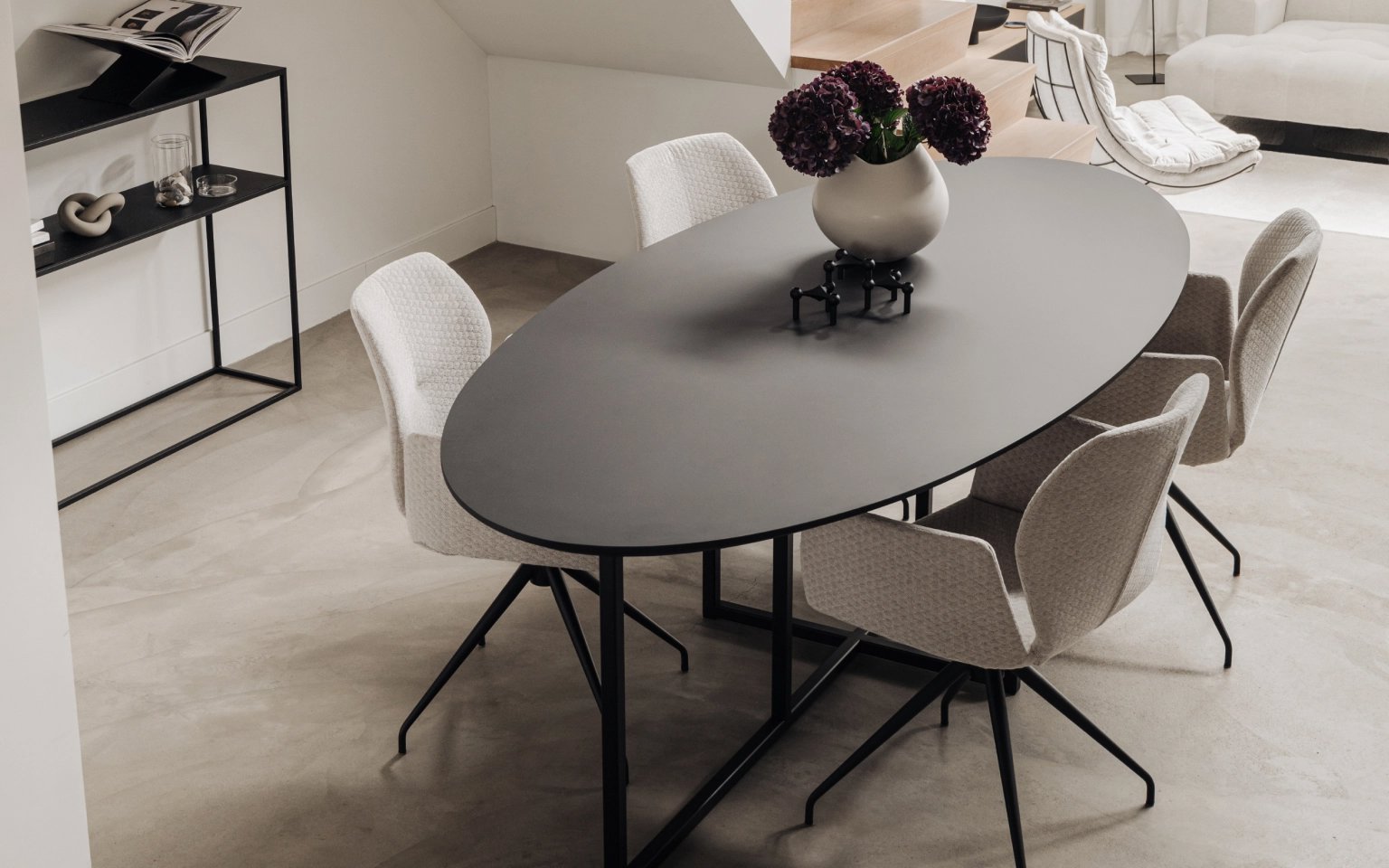 Ovale eettafel van Fenix met stalen onderstel