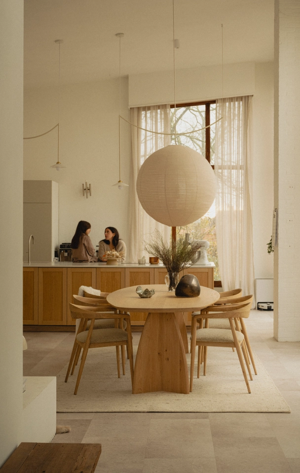 Eetkamerset met eikenhouten eetkamerstoelen en Deens ovale eettafel voor Scandinavisch interieur