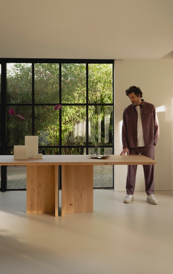 Samenwerking Table du Sud x Onno Adriaanse solo onderstel met rechthoekig tafelblad in eikenhout