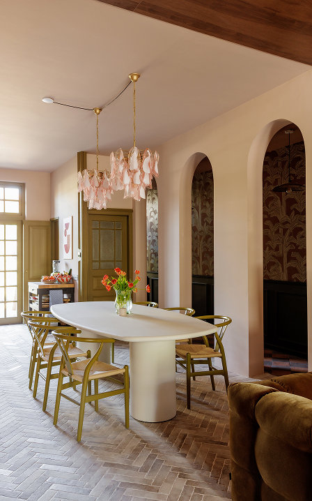 Kleurrijk interieur met betonlook tafel in lichte kleur