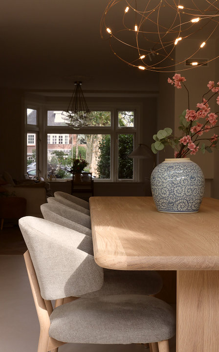 Interieurvanmies eettafel en eetkamerstoelen van Table du Sud