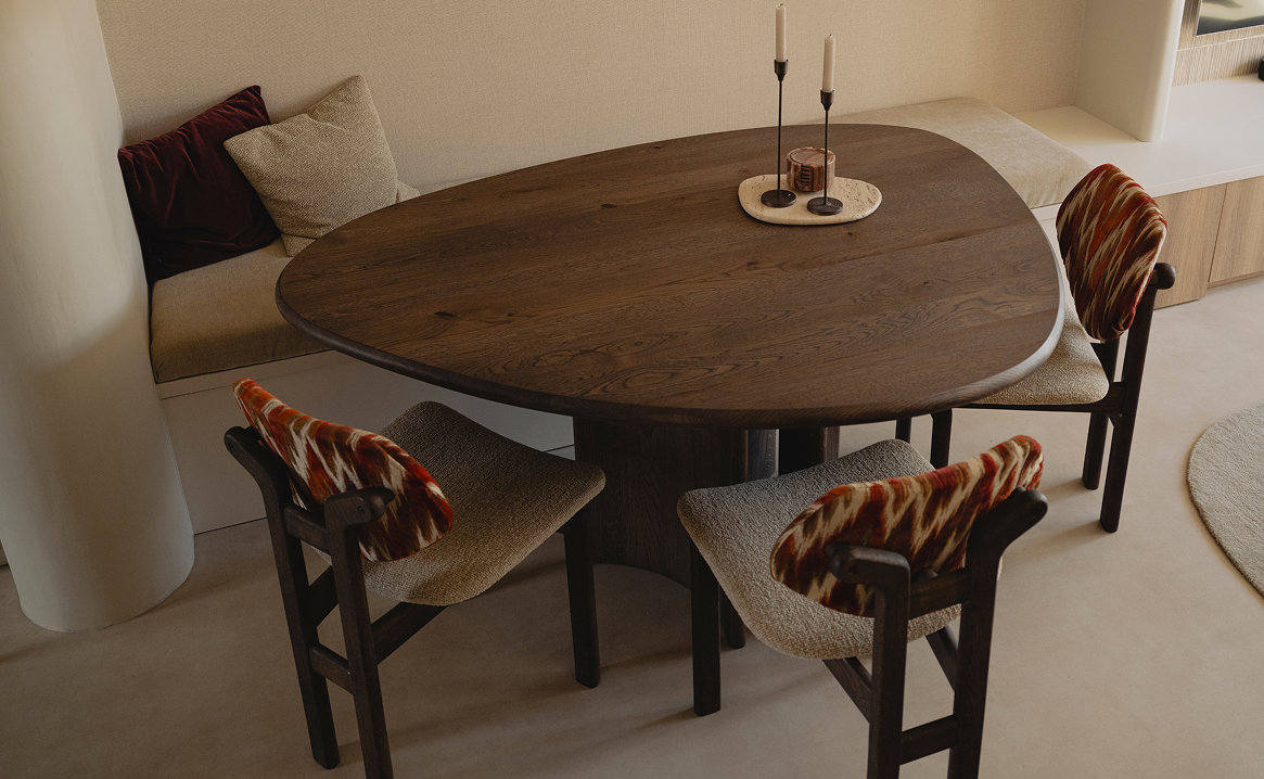 Eettafel kiezelvorm van Table du Sud in Japandi stijl woning