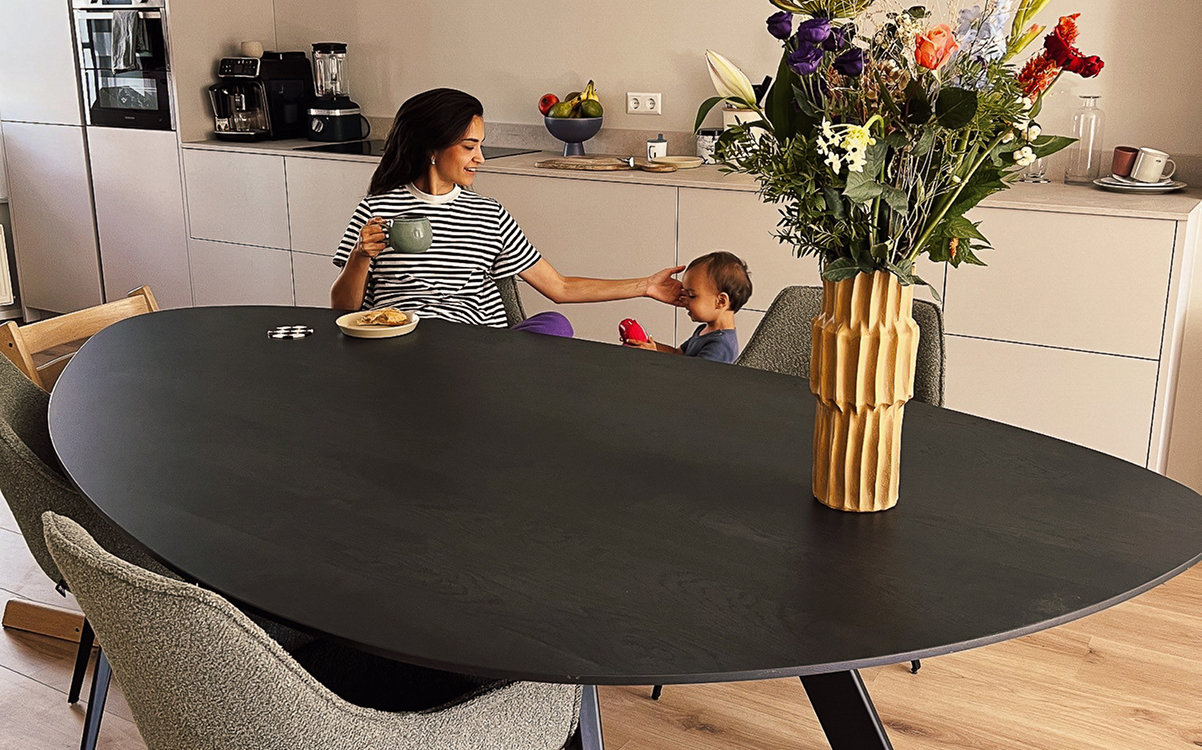 Elise Milou aan Table du Sud eetafel in kiezelvorm