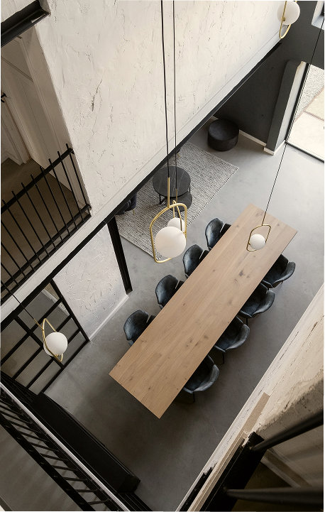 Bovenaanzicht van rechthoekige eettafel met industriële woonstijl