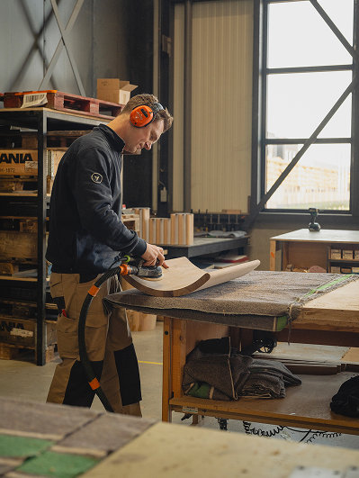 Meubelmaker Sjoerd in de werkplaats tijdens het maken van een eettafelpoot