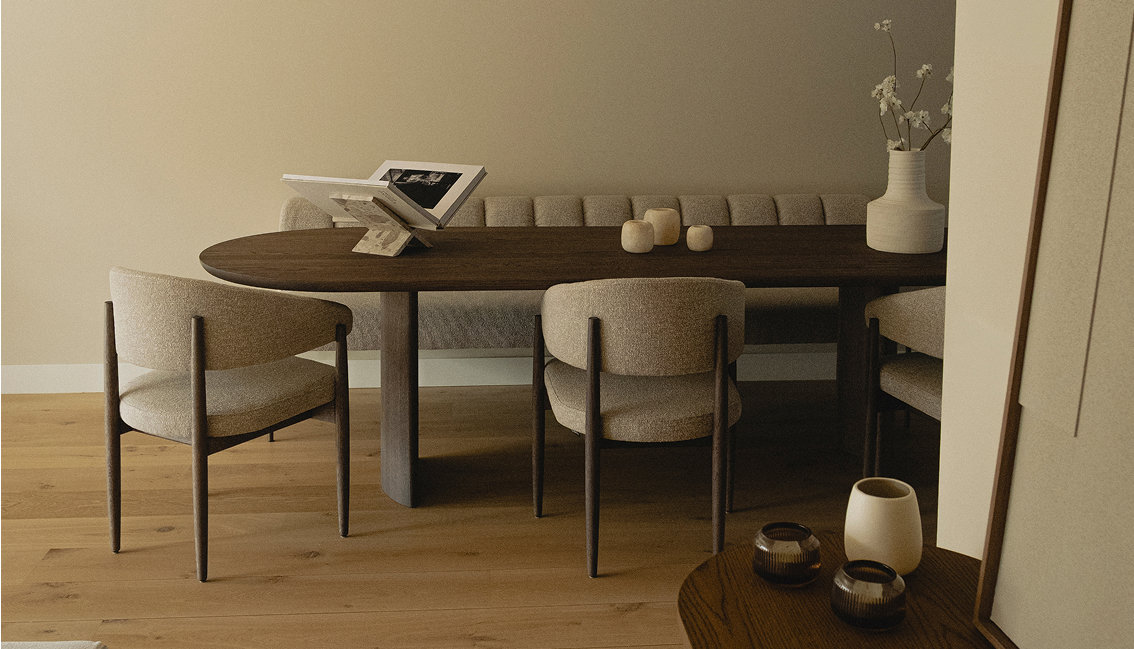 Japandi eetkamerset met halve cirkel eettafel en eetkamerstoelen en eetkamerbank