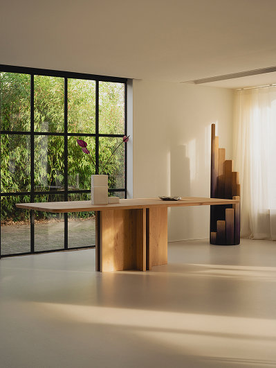 Eettafel Table du Sud  x Onno Adriaanse met brutalistische stijl. Sculpturaal kunstwerk op de achtergrond