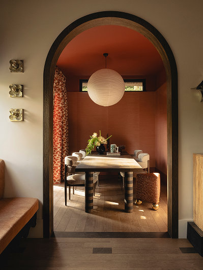 Houttinten combineren voor de interieurtrends van 2027. Eikenhouten eettafel in donkere kleur met lichtere eikenhouten vloer. 
