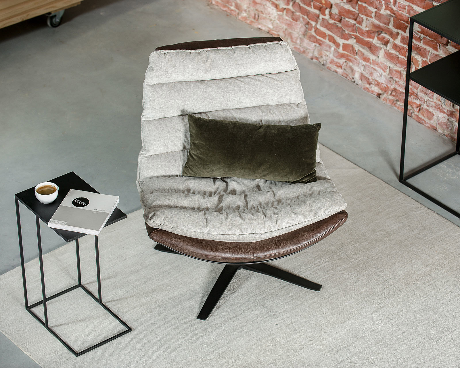 Materiaal: unit - sesame (in) africa leder - tobacco (out). Sidetable Saoul en bijzettafel Bacu. Vloerkleed Eef.