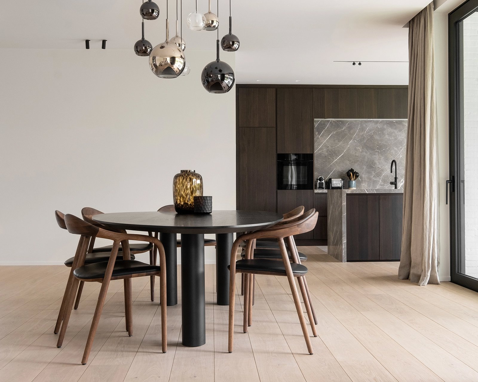 Kiezelvormige-eiken-tafel-pippa-met-neva-stoelen