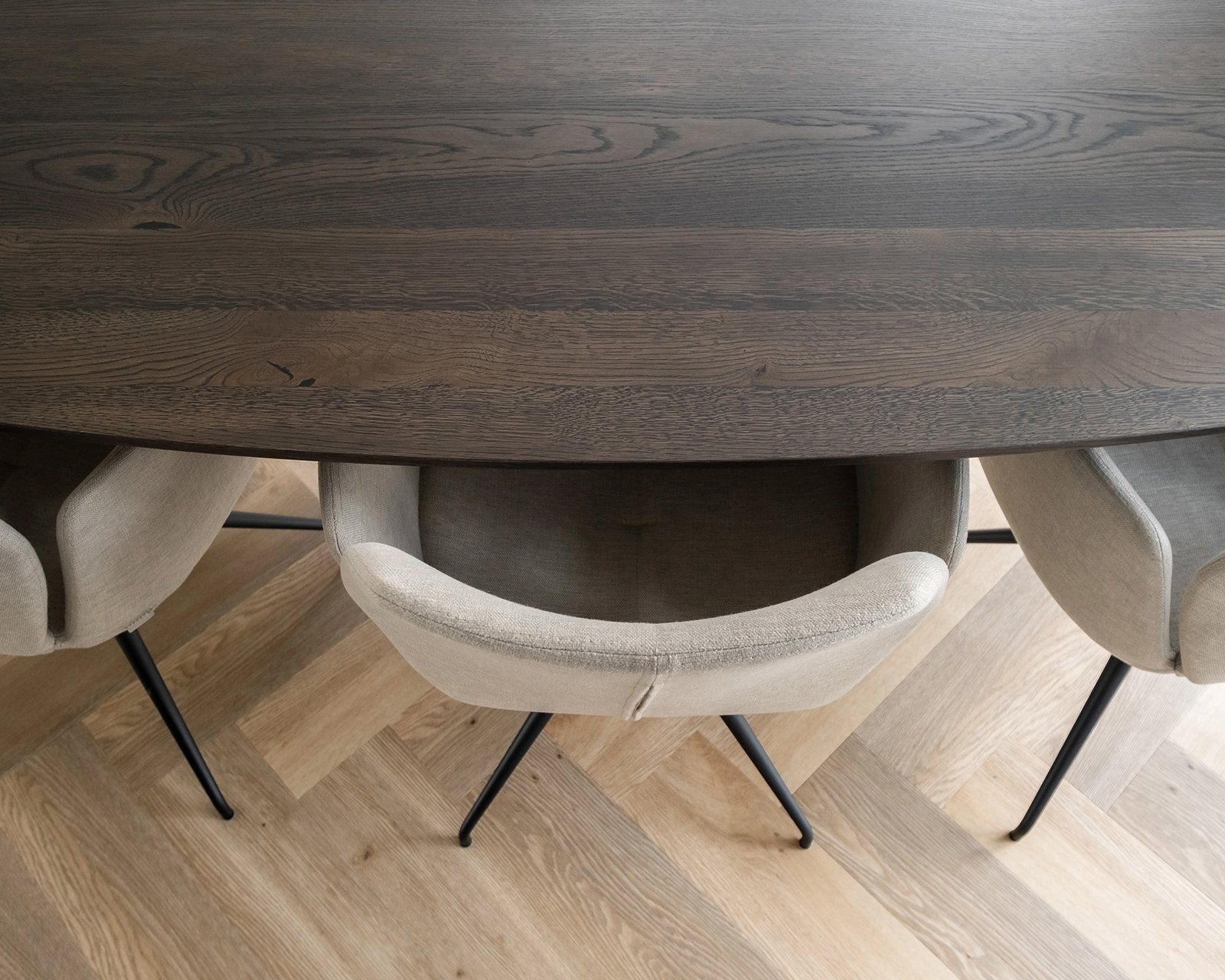 Deens ovale eikenhouten eettafel Lachaud, black smoke intense. Mood #95 stoelen in mango - beige.