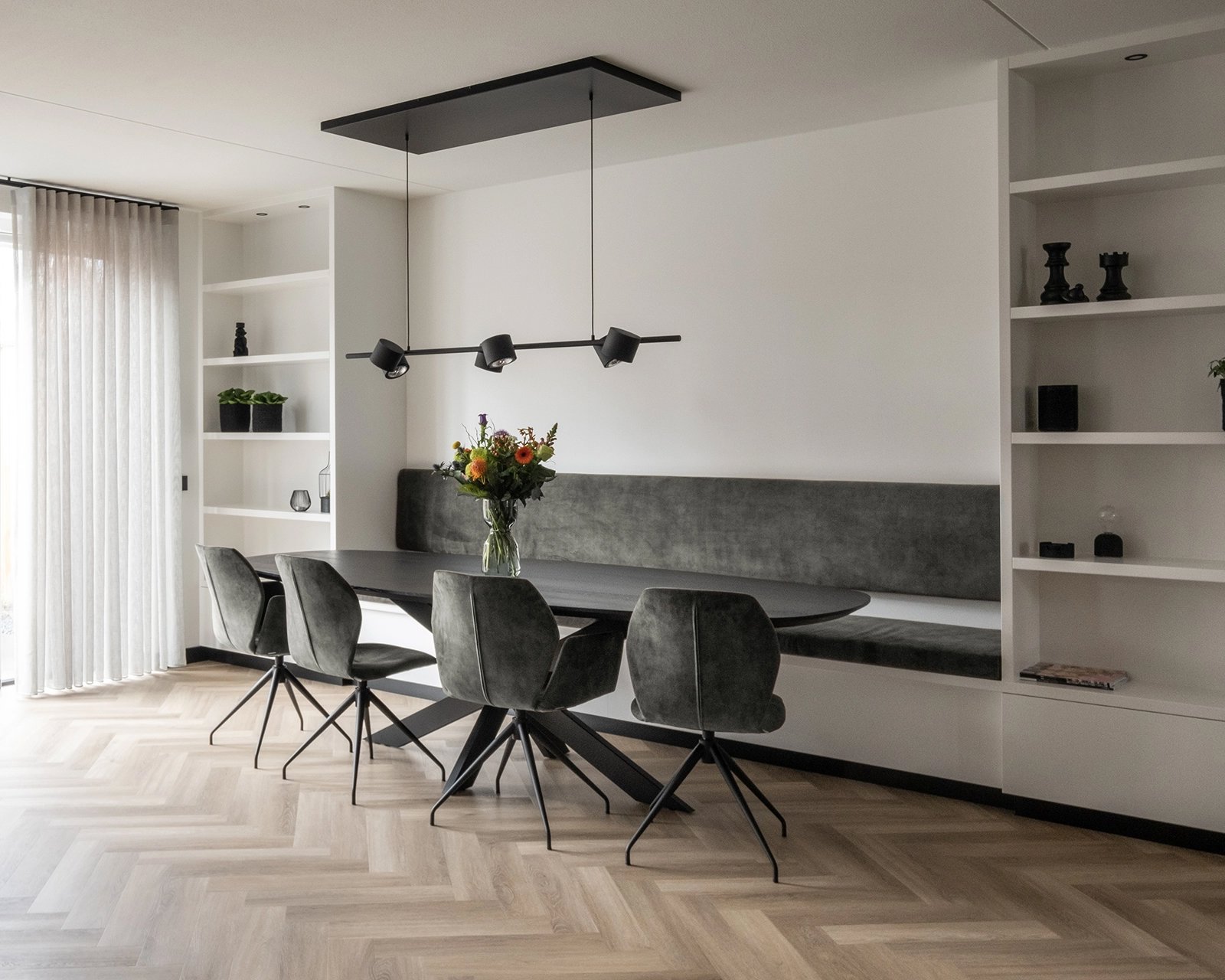 Ovale eettafel eikenhout black smoke intense met onderstel XX-poot 10x4 | Table du Sud