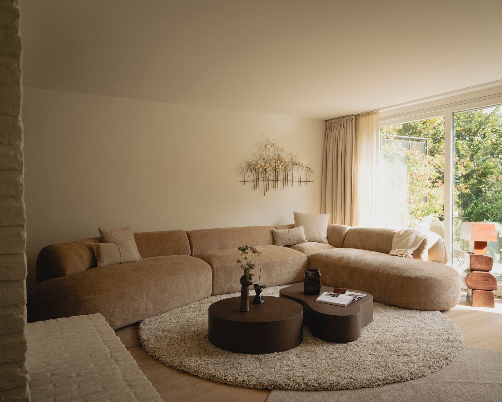 Een fotoshoot van onze Nuvola salontafel die te zien is in combinatie met een trendy vloerkleed en een grote hoekbank.