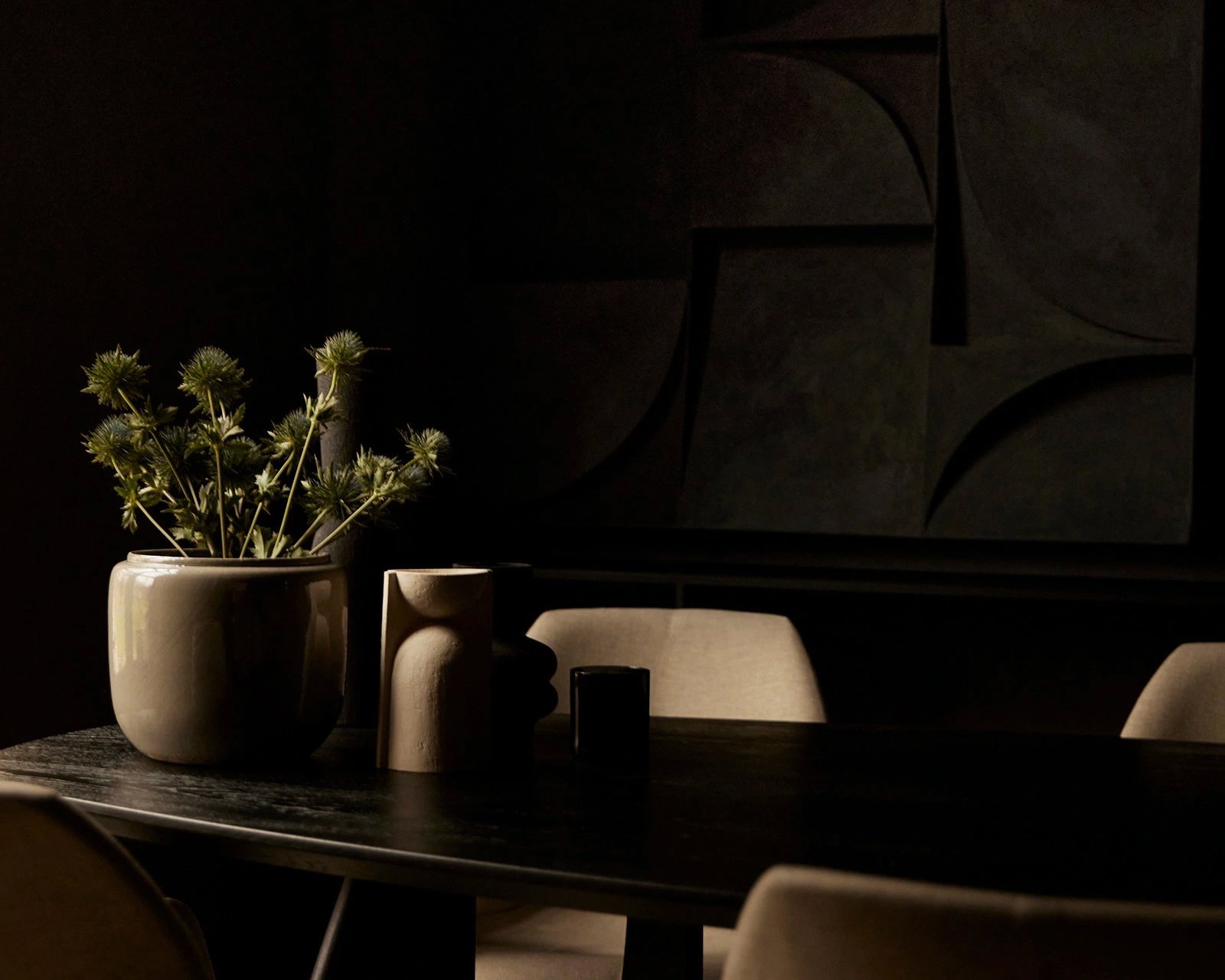 Table du Sud X Art in Return eettafel in deep black (9005) en de Mood #95 eetkamerstoel in mango - sand.