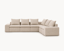 Beige hoekbank Firenze met rechte lijnen en losse rugkussens op een witte achtergrond