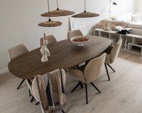 Deens ovale eikenhouten eettafel Pomm. Afmeting 240x120x4 cm in nieuw eiken, black smoke light. Misaki - Jesper Home eetkamerstoelen in funky fudge.