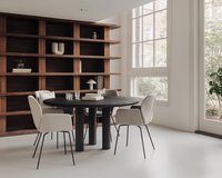 Ronde eikenhouten eettafel Pippa in black smoke intense met de Mood #95 PM17 eetkamerstoelen.