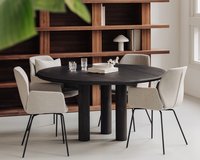 Ronde eikenhouten eettafel Pippa in black smoke intense met de Mood #95 PM17 eetkamerstoelen.