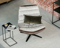 Materiaal: unit - sesame (in) africa leder - tobacco (out). Sidetable Saoul en bijzettafel Bacu. Vloerkleed Eef.