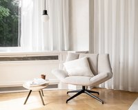 Kiezelvormige salontafel Gabri met relaxfauteuil Amy in alpine - natural.