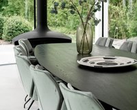 Ovale eettafel eikenhout met onderstel Eminent in sfeervolle woonkamer met Mood stoelen | Table du Sud