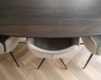 Deens ovale eikenhouten eettafel Lachaud, black smoke intense. Mood #95 stoelen in mango - beige.