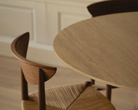Ronde keramische eettafel Celso met een designer eetkamerstoe