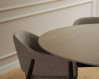 Ronde keramische eettafel Zizou met stoffen eetkamerstoele