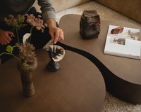 Een bovenaanzicht van onze Verbania salontafel in het notenhout
