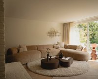 Een fotoshoot van onze Nuvola salontafel die te zien is in combinatie met een trendy vloerkleed en een grote hoekbank.